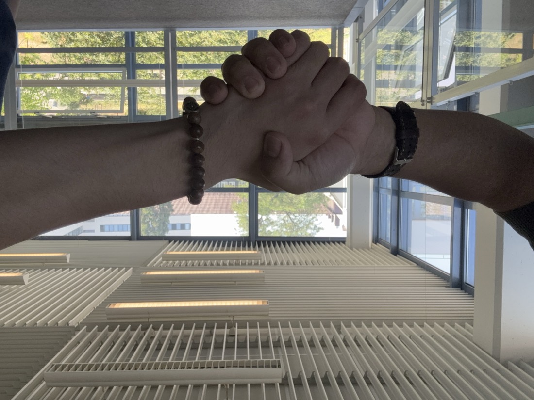 Handschlag zwischen TuttyLab und Geschäftspartner
