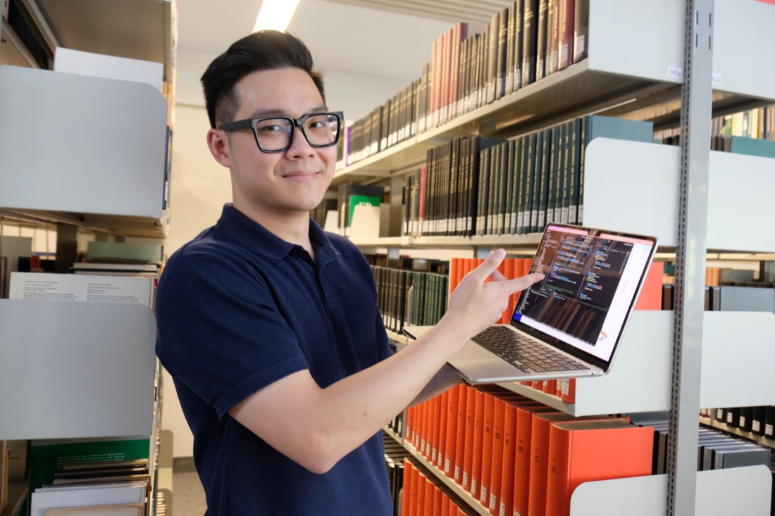 TuttyLab Gründer bei der Projektarbeit in der Bibliothek